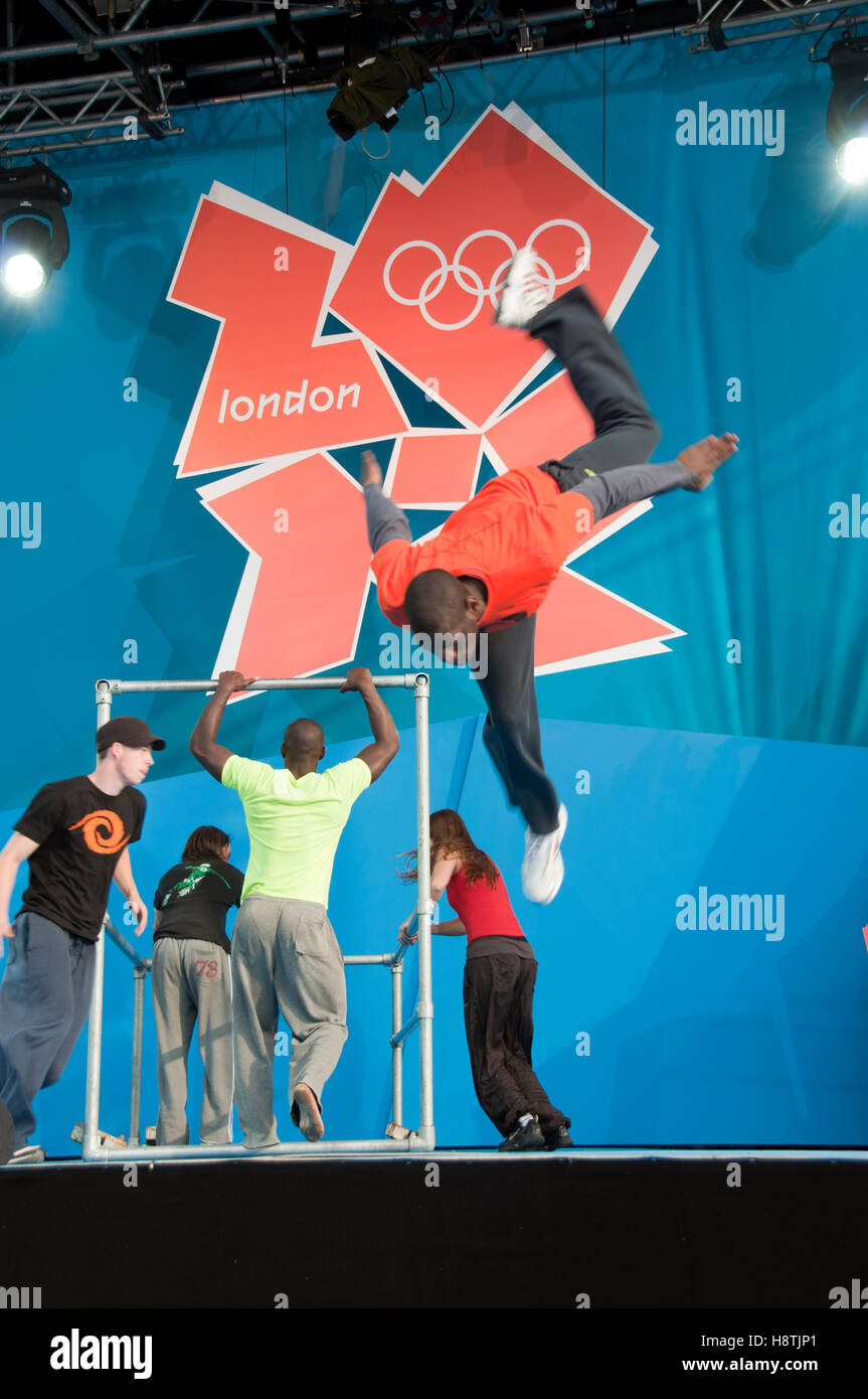 Parkour UK, in corrispondenza di un anno per andare cerimonia per le Olimpiadi a Trafalgar Square,Londra. Immagine presa dal 27 luglio 2011 Foto Stock