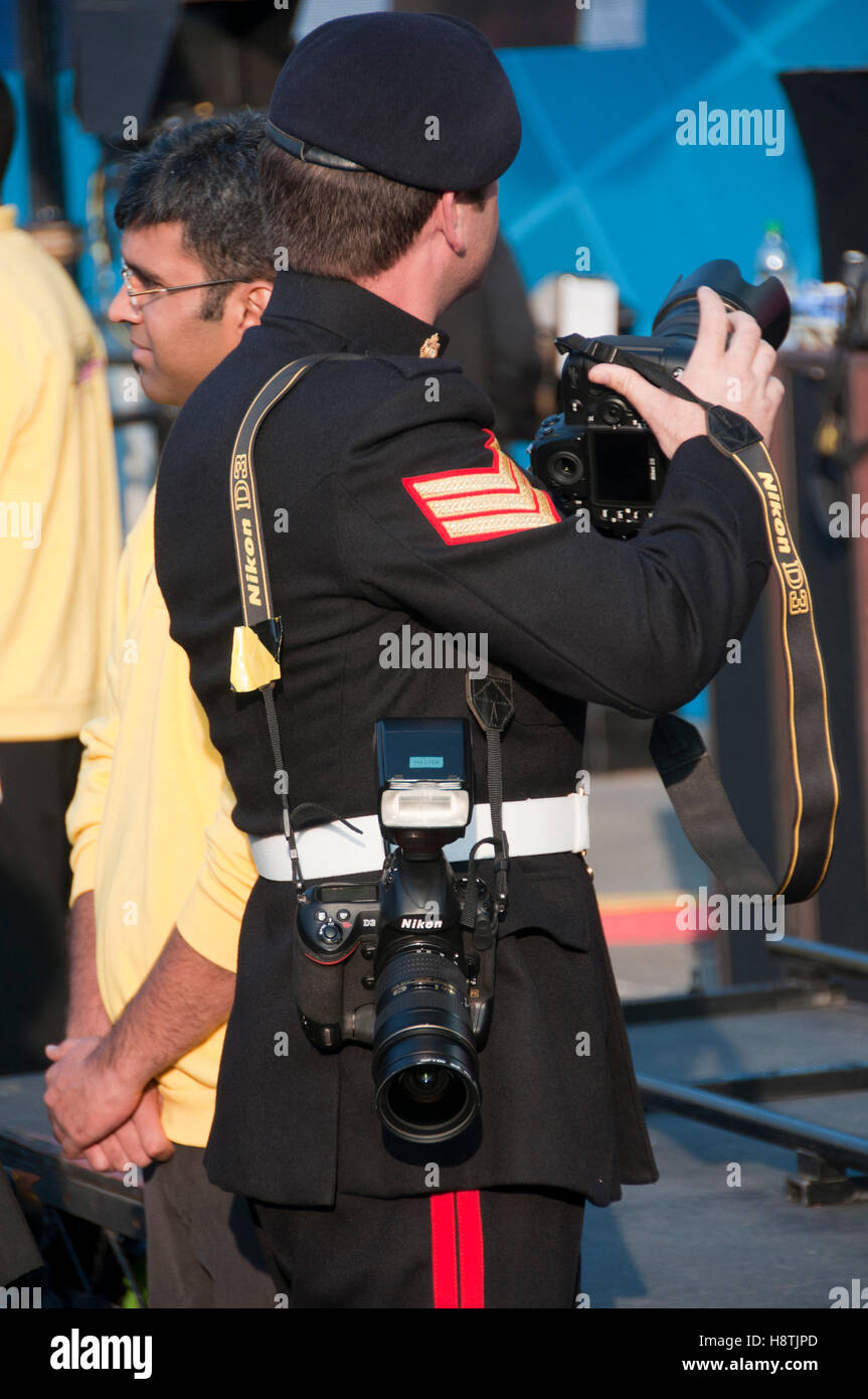 Fotografo militare, in corrispondenza di un anno per andare cerimonia per le Olimpiadi a Trafalgar Square,Londra. Immagine presa il 27 luglio 2011,acquisto Foto Stock