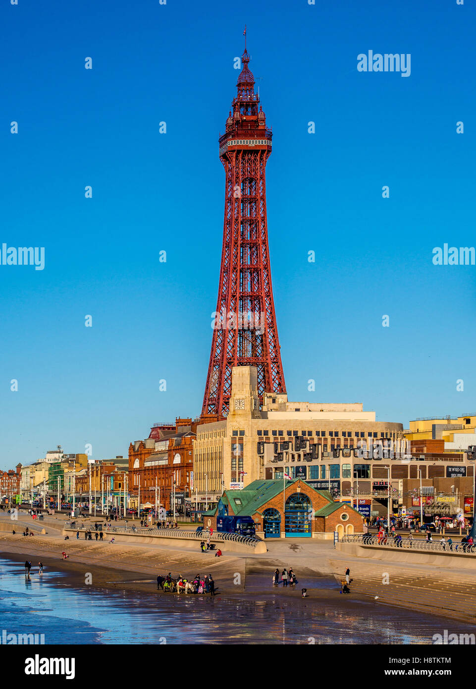 La Blackpool Tower e il lungomare con RNLI scialuppa di salvataggio station , Blackpool, Lancashire, Regno Unito. Foto Stock