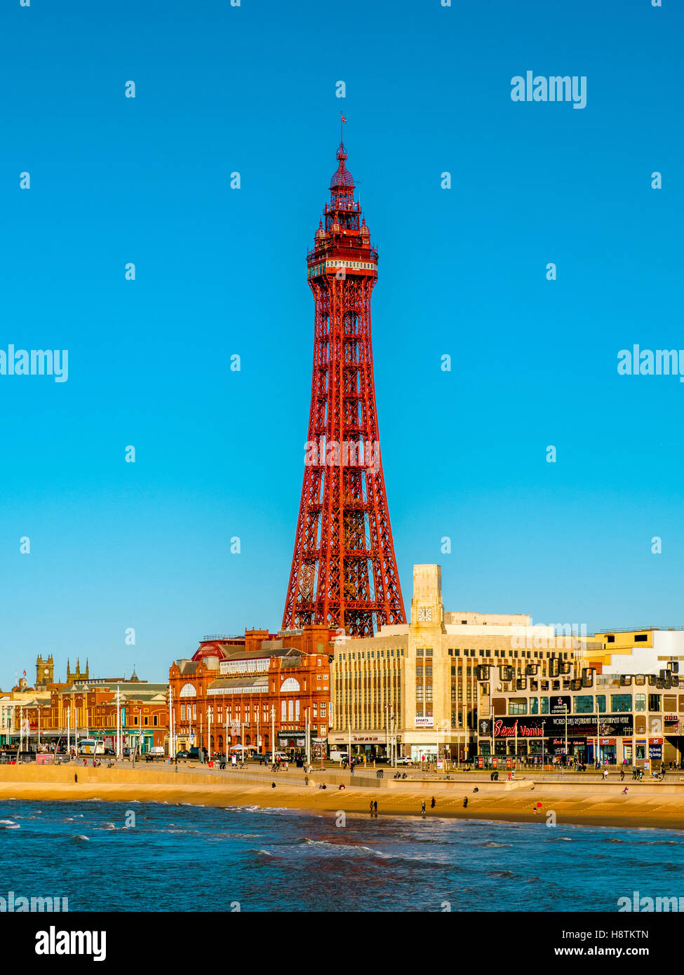 La Blackpool Tower e la Promenade di Blackpool, Lancashire, Regno Unito. Foto Stock
