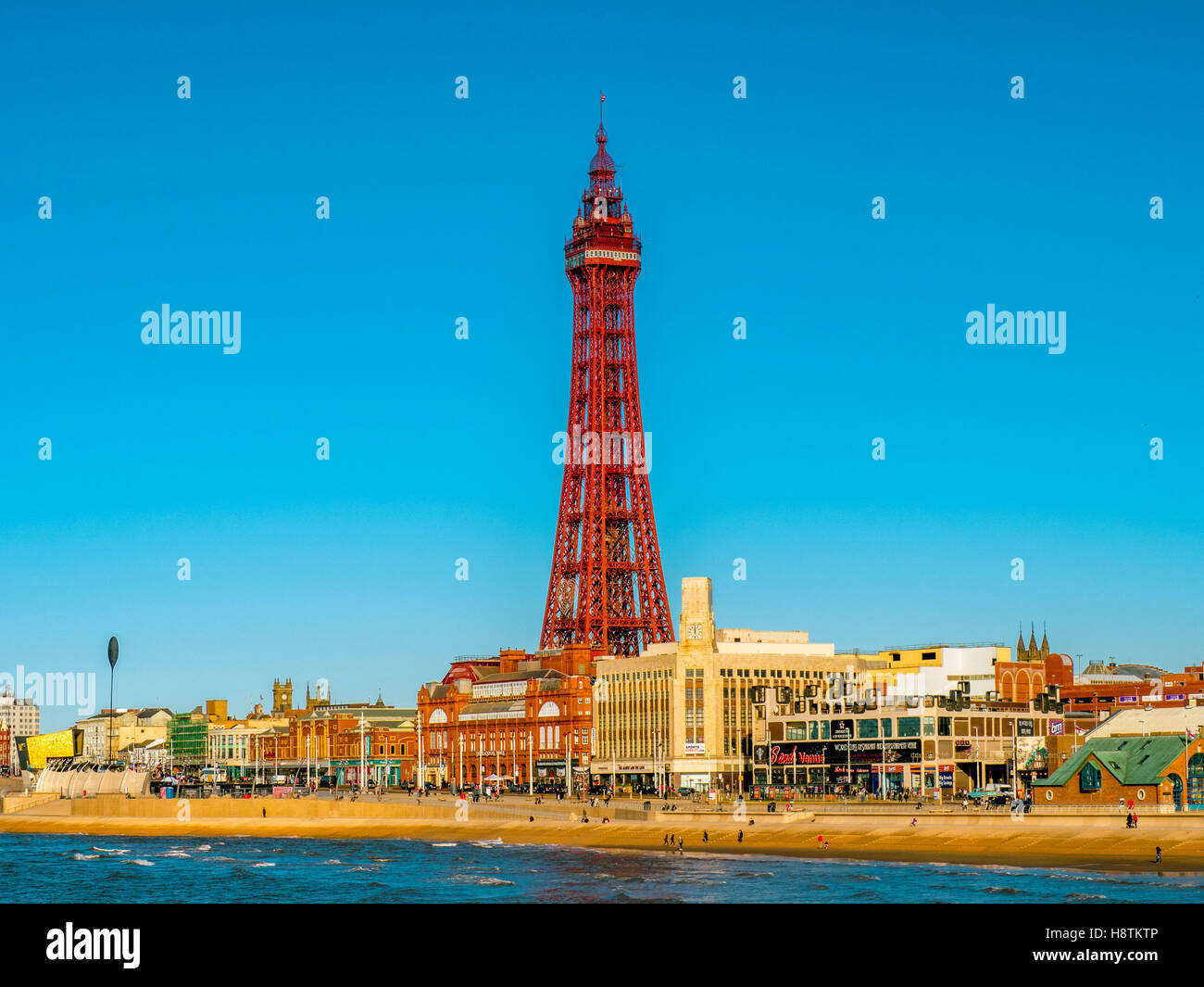 La Blackpool Tower e la Promenade di Blackpool, Lancashire, Regno Unito. Foto Stock