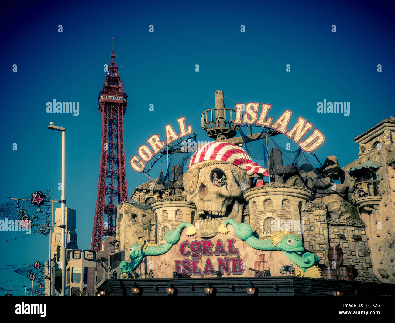 Isola di Corallo divertimento arcade segno sul lungomare di Blackpool, Lancashire, Regno Unito. Foto Stock
