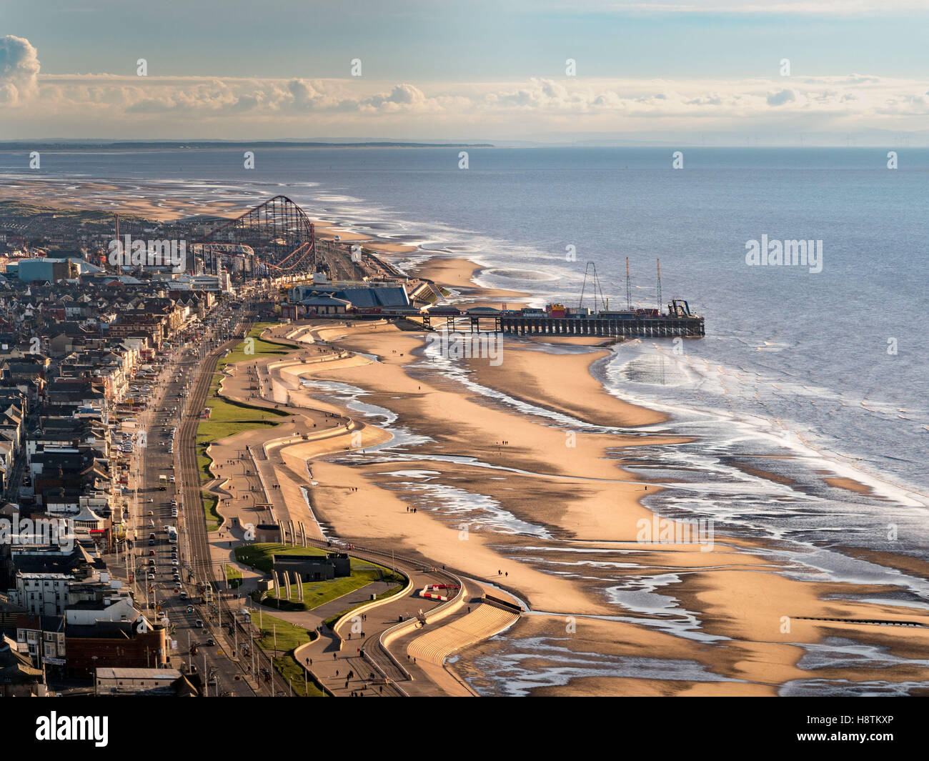 A sud del molo e la Pleasure Beach di Blackpool, Lancashire, Regno Unito. Foto Stock