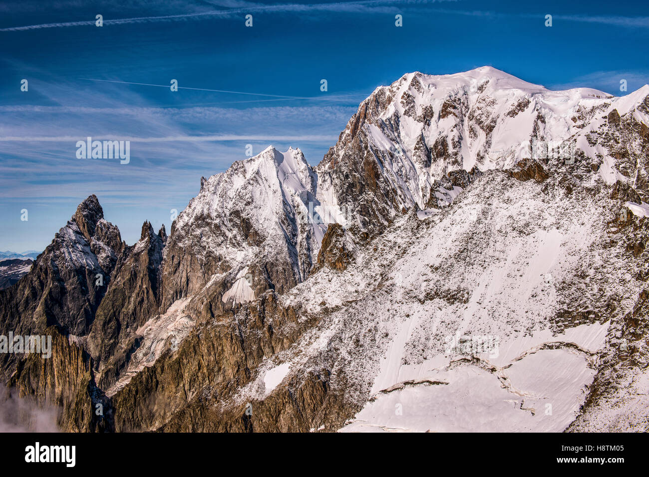 Panorama dalla terrazza di Punta Helbronner: vertice e il massiccio del Monte Bianco a destra, l'Aiguille Noire de Peuterey sulla sinistra. Foto Stock