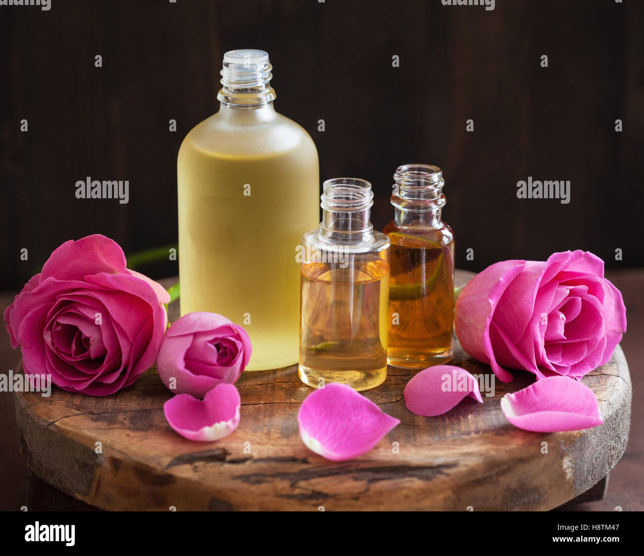 Olio essenziale e rose fiori aromaterapia spa profumeria Foto Stock