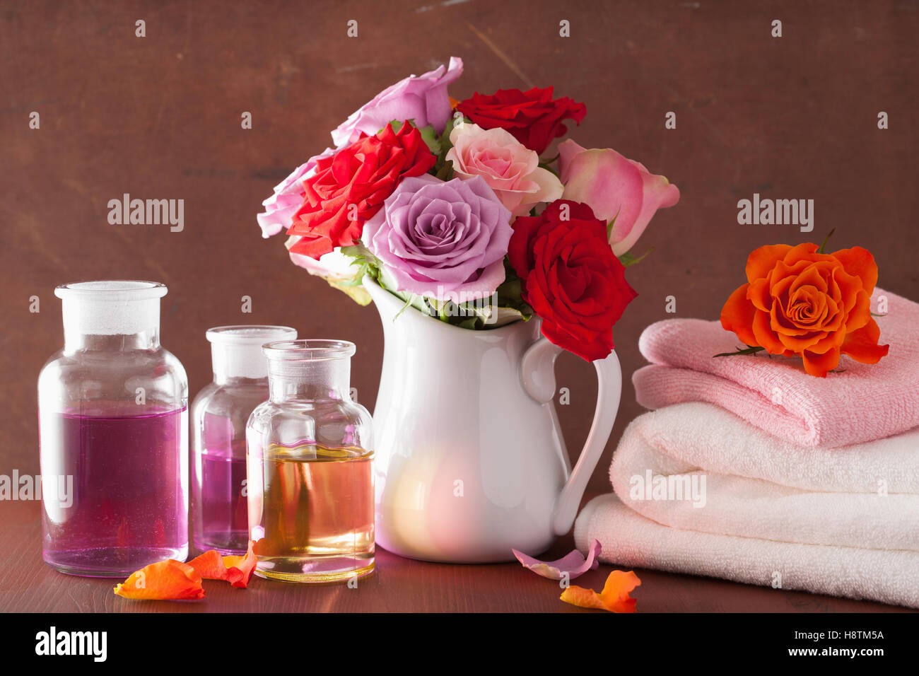 Olio essenziale e rose fiori aromaterapia spa profumeria Foto Stock