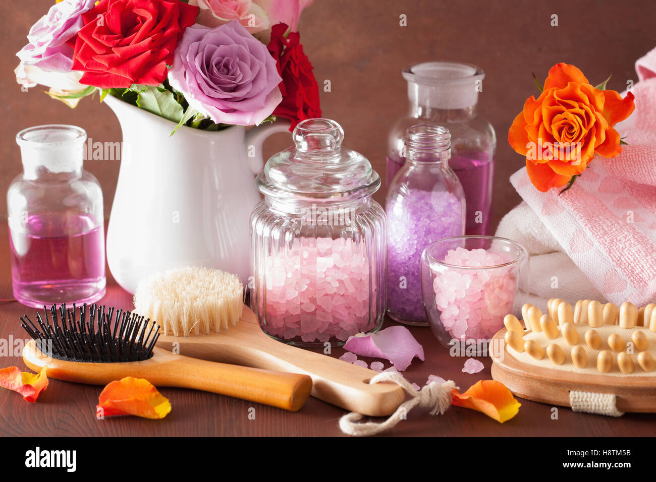 Aromaterapia spa con rose fiori olio essenziale di spazzola di sale Foto Stock