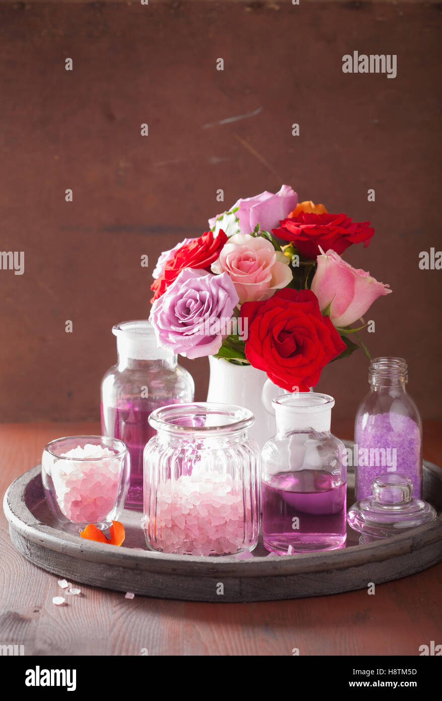 Aromaterapia spa con rose fiori olio essenziale sale Foto Stock