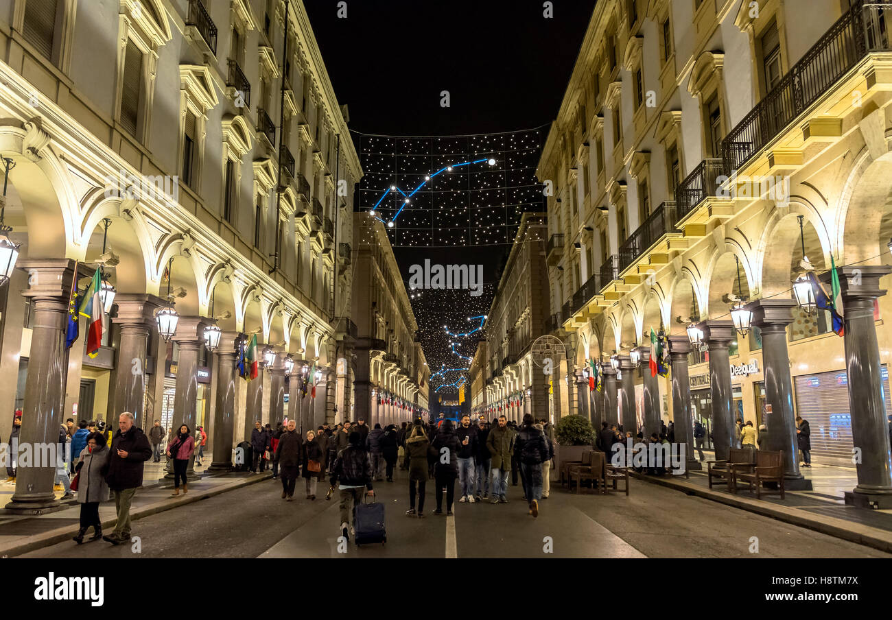 Le luci di Natale e turisti per la vigilia di capodanno in Via Roma a Torino, Italia. Foto Stock