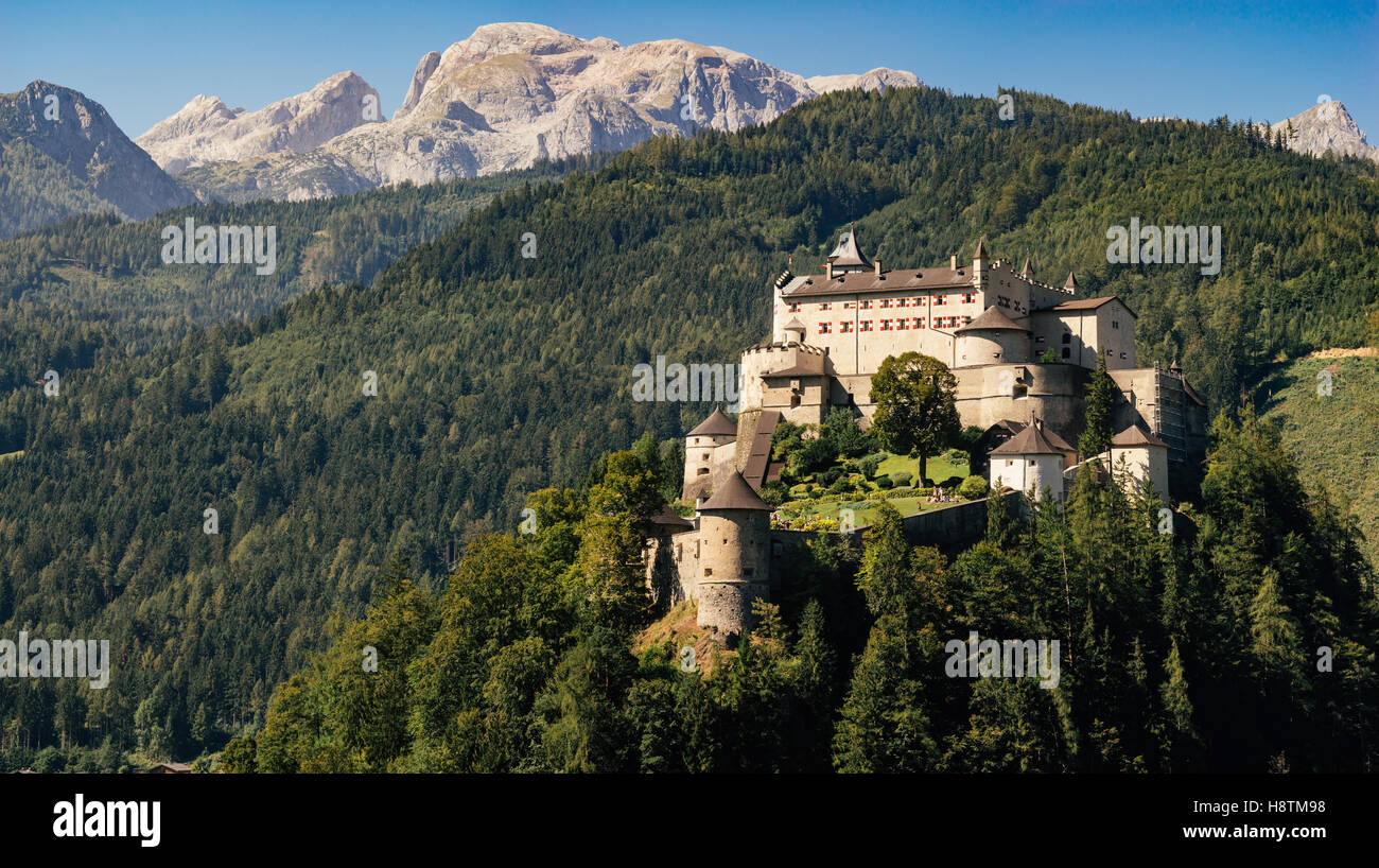 Panorama del castello di Hohenwerfen e sulle Alpi di Berchtesgaden sullo sfondo, Austria Foto Stock