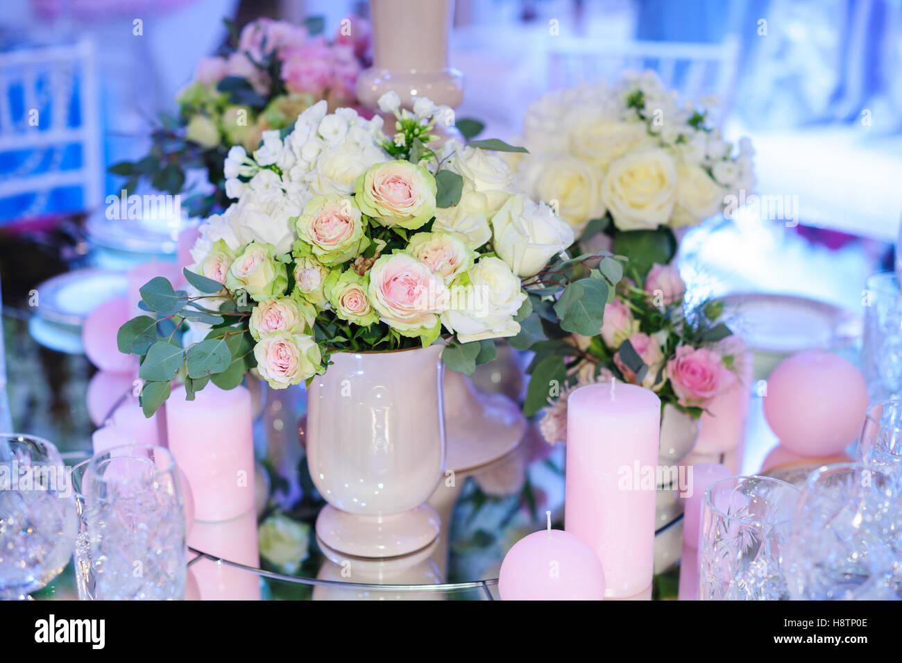 Nozze decorazioni di fiori nel ristorante per la cena Foto Stock