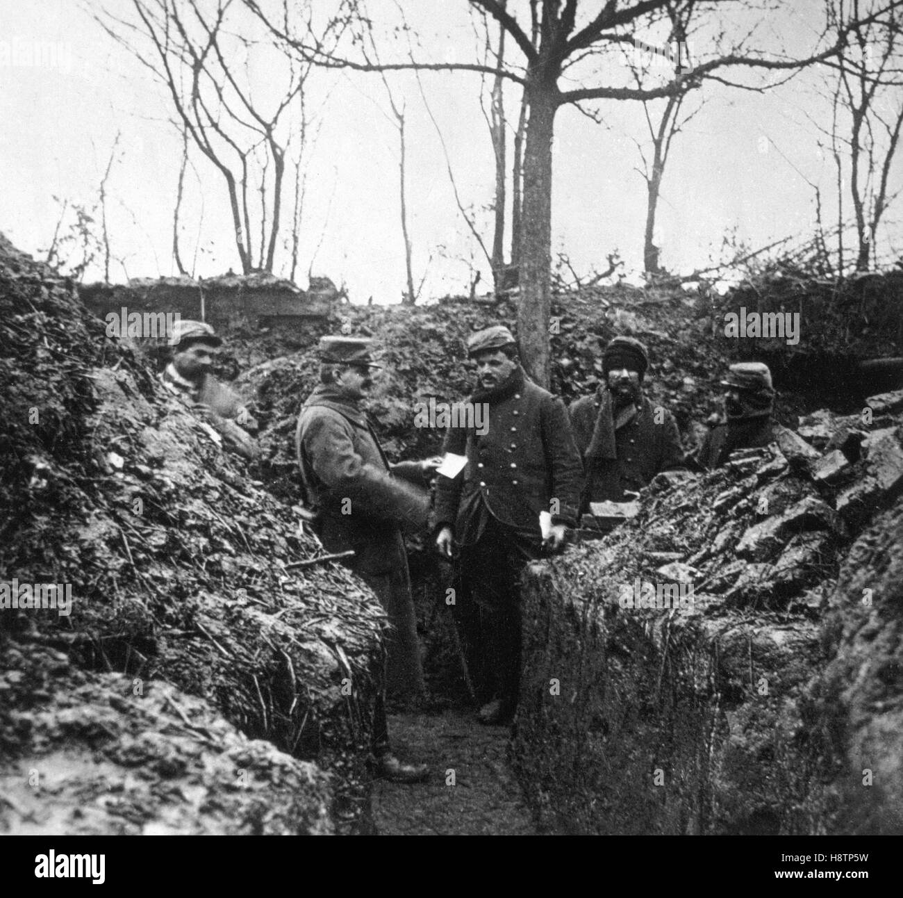 Fotografia del XX secolo ; i soldati in una trincea durante la prima guerra mondiale Foto Stock