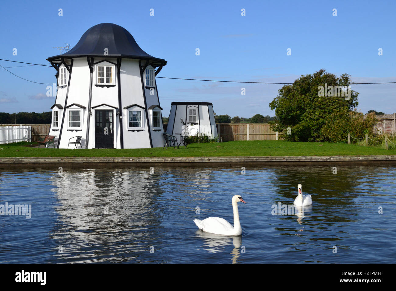 Olandese Tutch riverside cottage sul fiume Thurne a Potter Heigham su Norfolk Broads Foto Stock