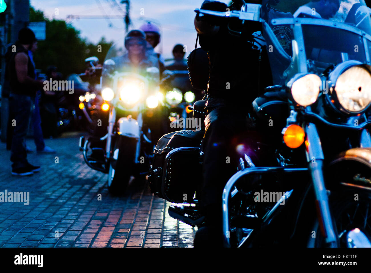Mosca, Russia - Ottobre 6, 2013: moto permanente con un proiettore illuminato. Sullo sfondo si vede la bici bianco con un paio di Foto Stock
