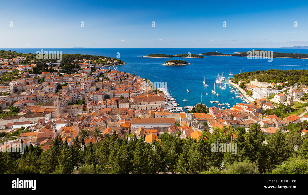 Vista su Hvar. Isole Paklinski sullo sfondo. Isola di Hvar, mare Adriatico. Croazia. Europa. Foto Stock