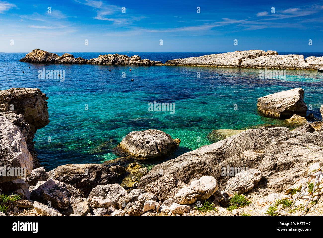 Spiaggia rocciosa di Zarace. Isola di Hvar, Croazia. Acqua marina adriatica. Croazia. Europa. Foto Stock