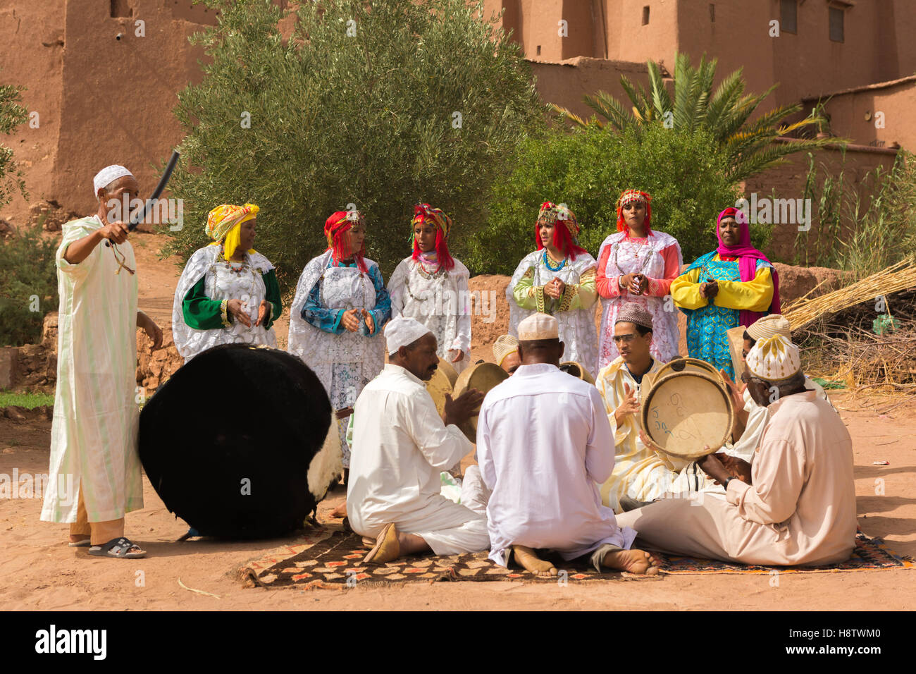 Popolo berbero nella cerimonia di nozze con i loro vestiti tradizionali, ballano con la tradizionale musica berbera,Ouarzazate in Marocco Foto Stock