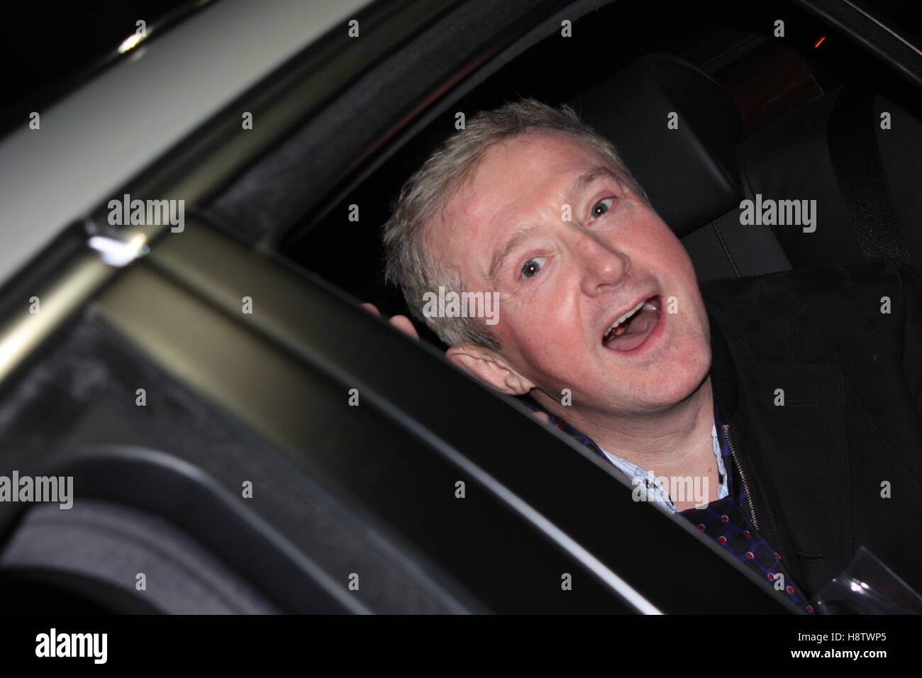 X fattore giudice louis Walsh in un taxi Foto Stock