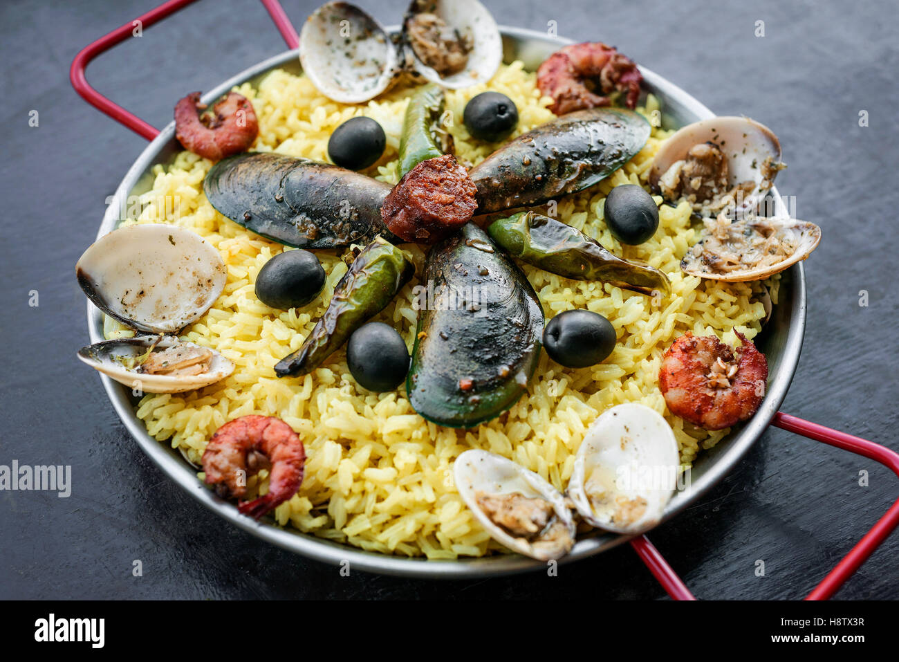 Misto mare e Riso paella famosa tradizionale portoghese e spagnolo paella di riso Foto Stock