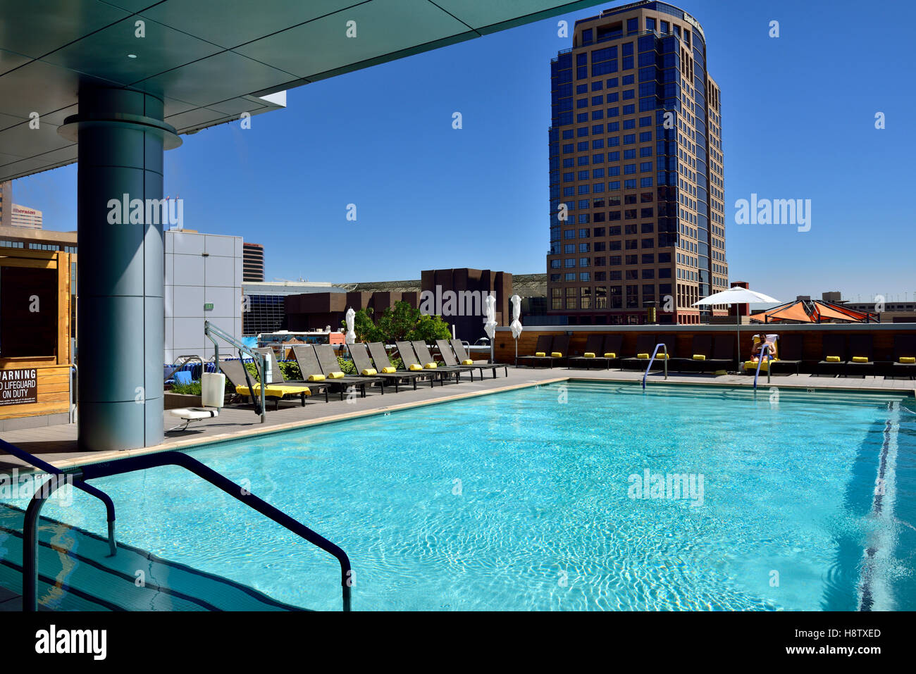 Piscina sul tetto di Kimpton Palomar Phoenix hotel cercando di fronte a FedEx di edificio per uffici nel centro cittadino di Phoenix, Arizona Foto Stock