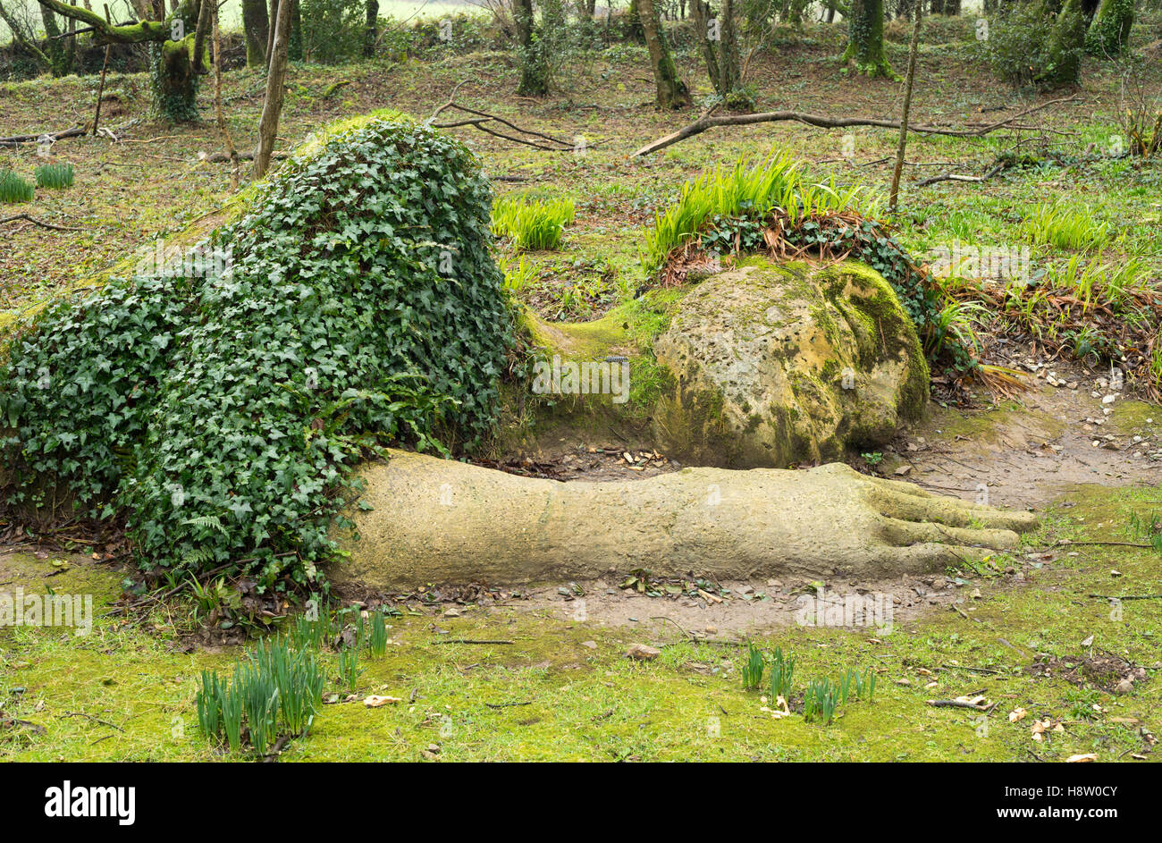 Cameriera di fango scultura, Lost Gardens of Heligan, Cornwall, Inghilterra Foto Stock