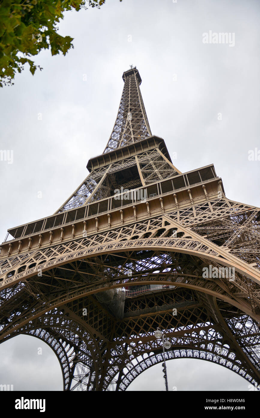 Torre Eiffel, Parigi, Francia, Europa - visto da sotto Foto Stock