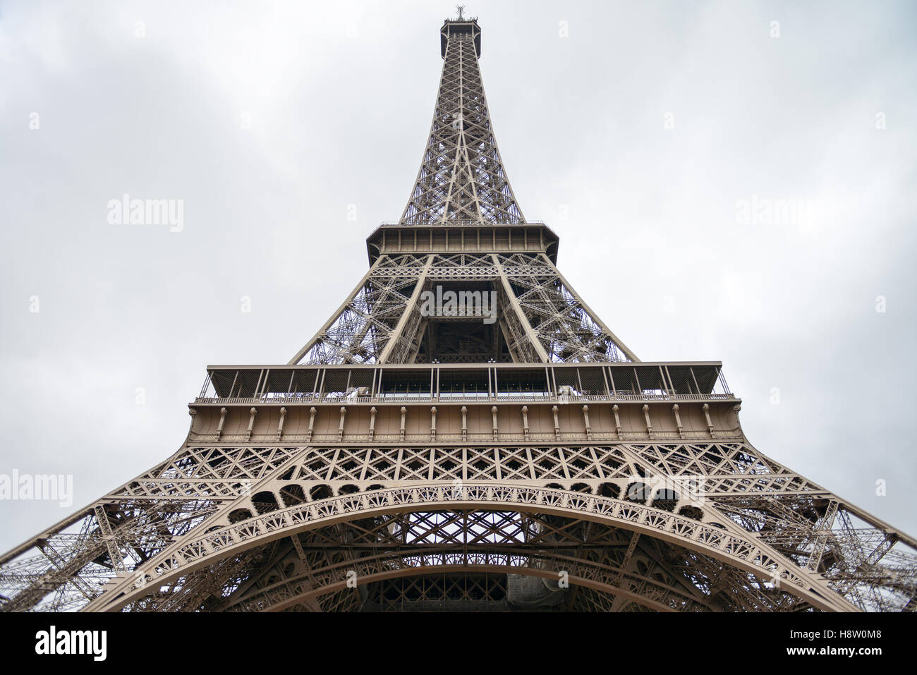 Torre Eiffel, Parigi, Francia, Europa - visto da sotto Foto Stock
