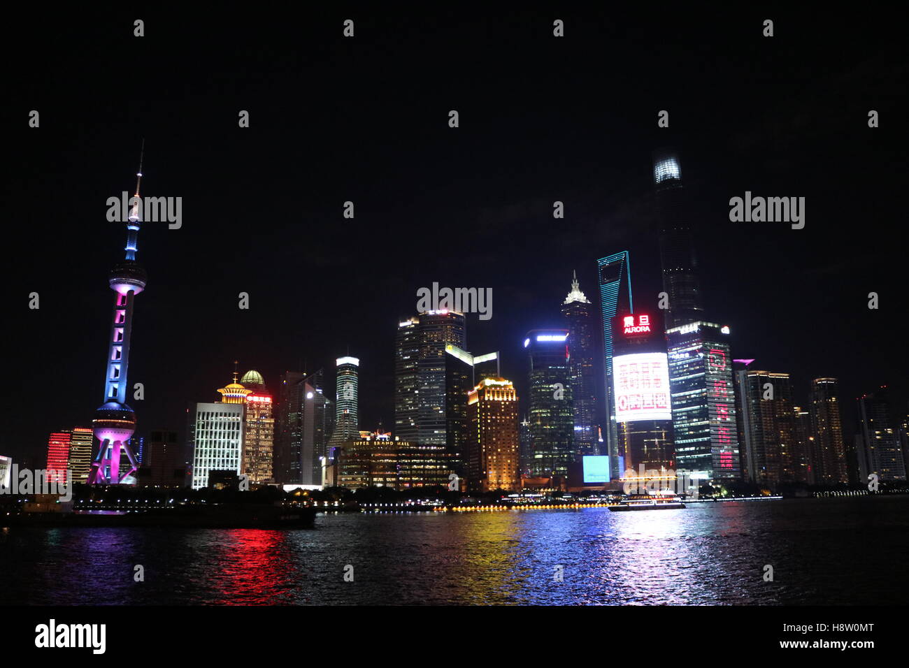 Shanghai city riflettendo sull'acqua di notte Foto Stock