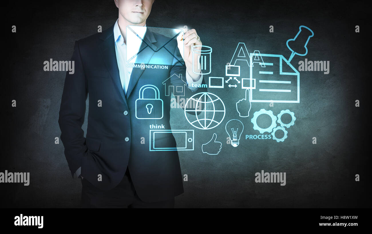 Imprenditore spostando le icone sulla schermata virtuale Foto Stock