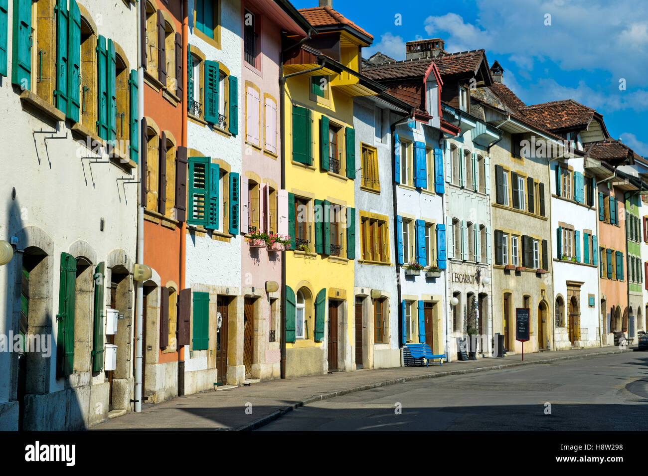 Case vivacemente colorate, Le Landeron centro storico, Canton Neuchâtel, Svizzera Foto Stock