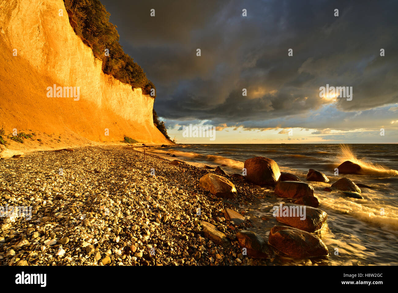 Chalk cliffs in inizio di mattina di luce, nuvole scure, massi, Jasmund National Park, Rügen, Meclemburgo-Pomerania Occidentale Foto Stock