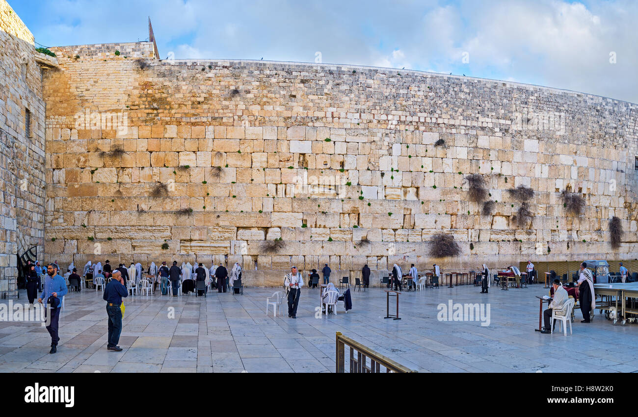 Gli uomini " sezione presso il Muro Occidentale con molte preghiere Hasidic Foto Stock