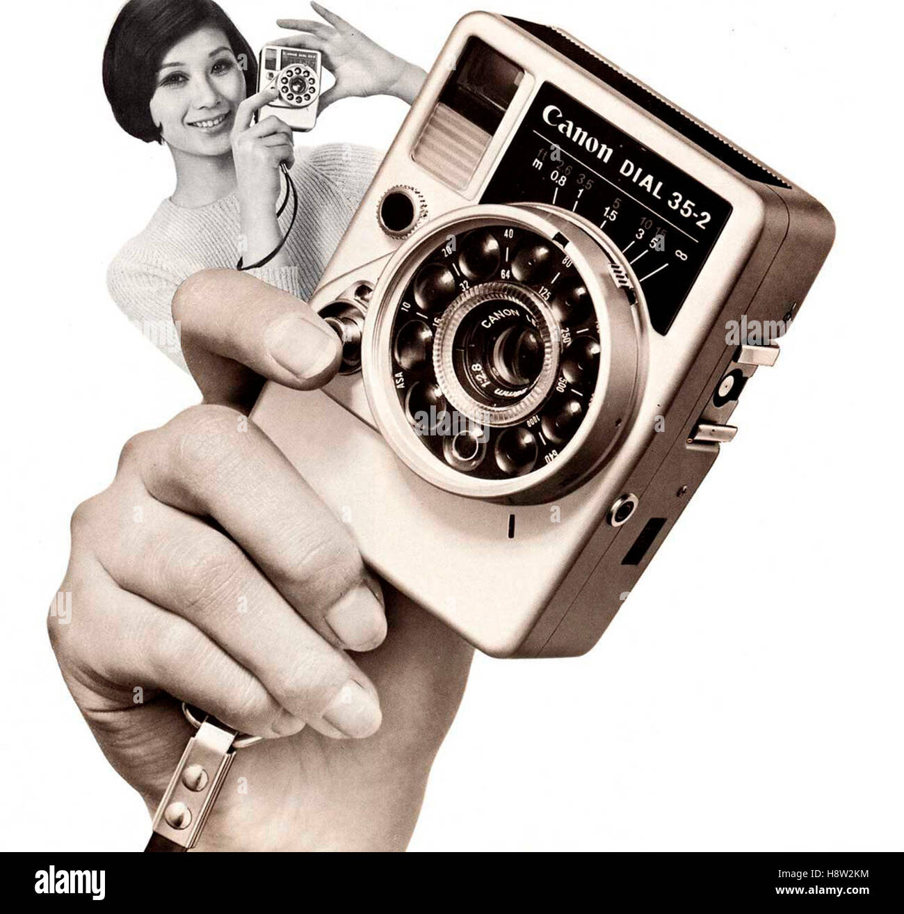 Giapponese annuncio della fotocamera per Canon Dial 35.2 fotocamera. Il quadrante di Canon 35 era un bizzarro semicornice 35mm Fotocamera con la precisione di un orologio automatico del film anticipo. È stato realizzato in Giappone da Canon a partire dal mese di novembre 1963. Il corpo ha avuto un insolito 'Verticale' forma, con una breve e di ampio diametro lente. Foto Stock