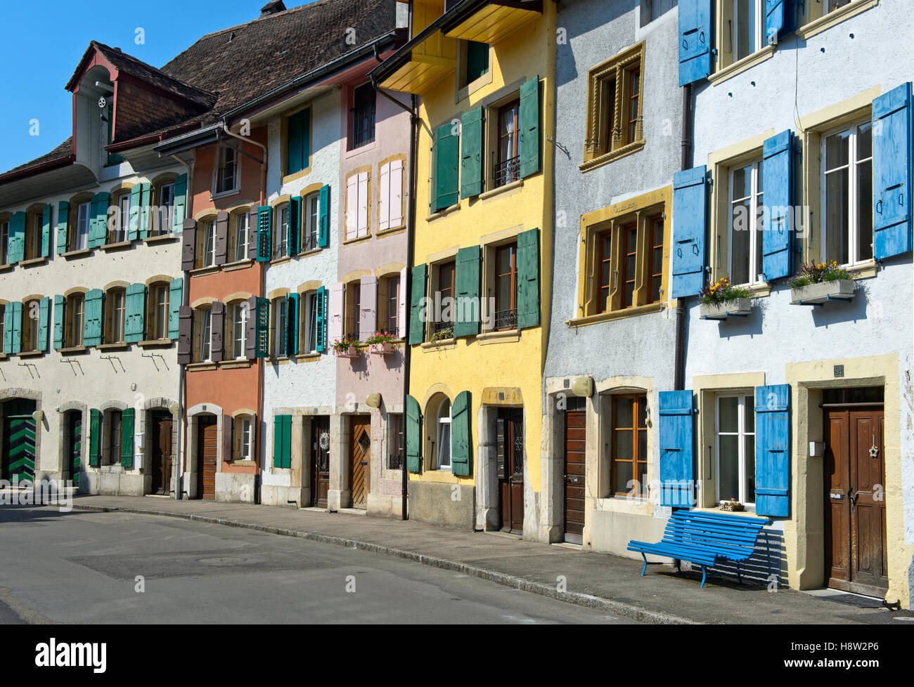 Case vivacemente colorate, Le Landeron centro storico, Canton Neuchâtel, Svizzera Foto Stock