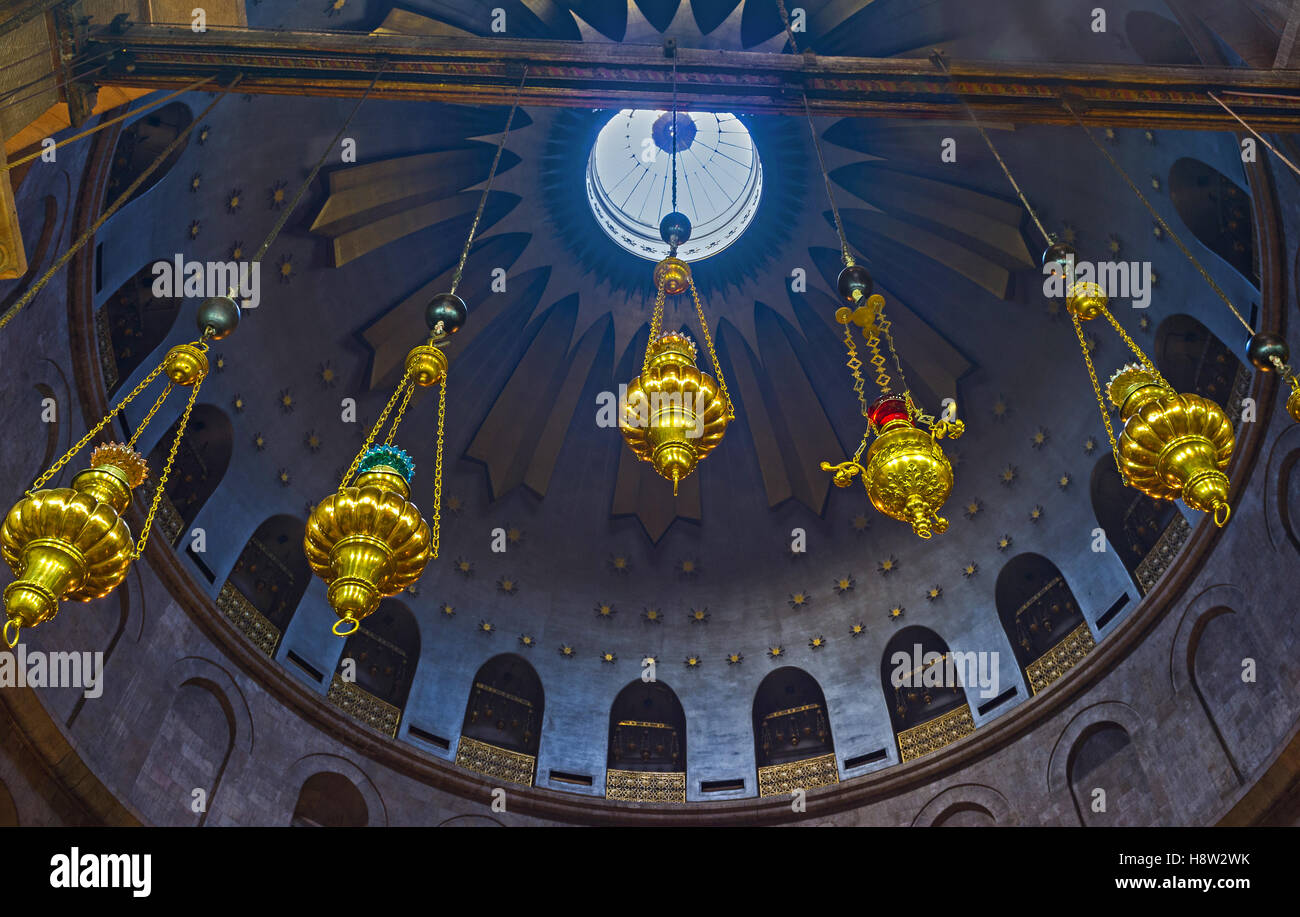 La cupola della rotonda di Anastasis nella Chiesa del Santo Sepolcro decorate con l'ornamento stellare Foto Stock