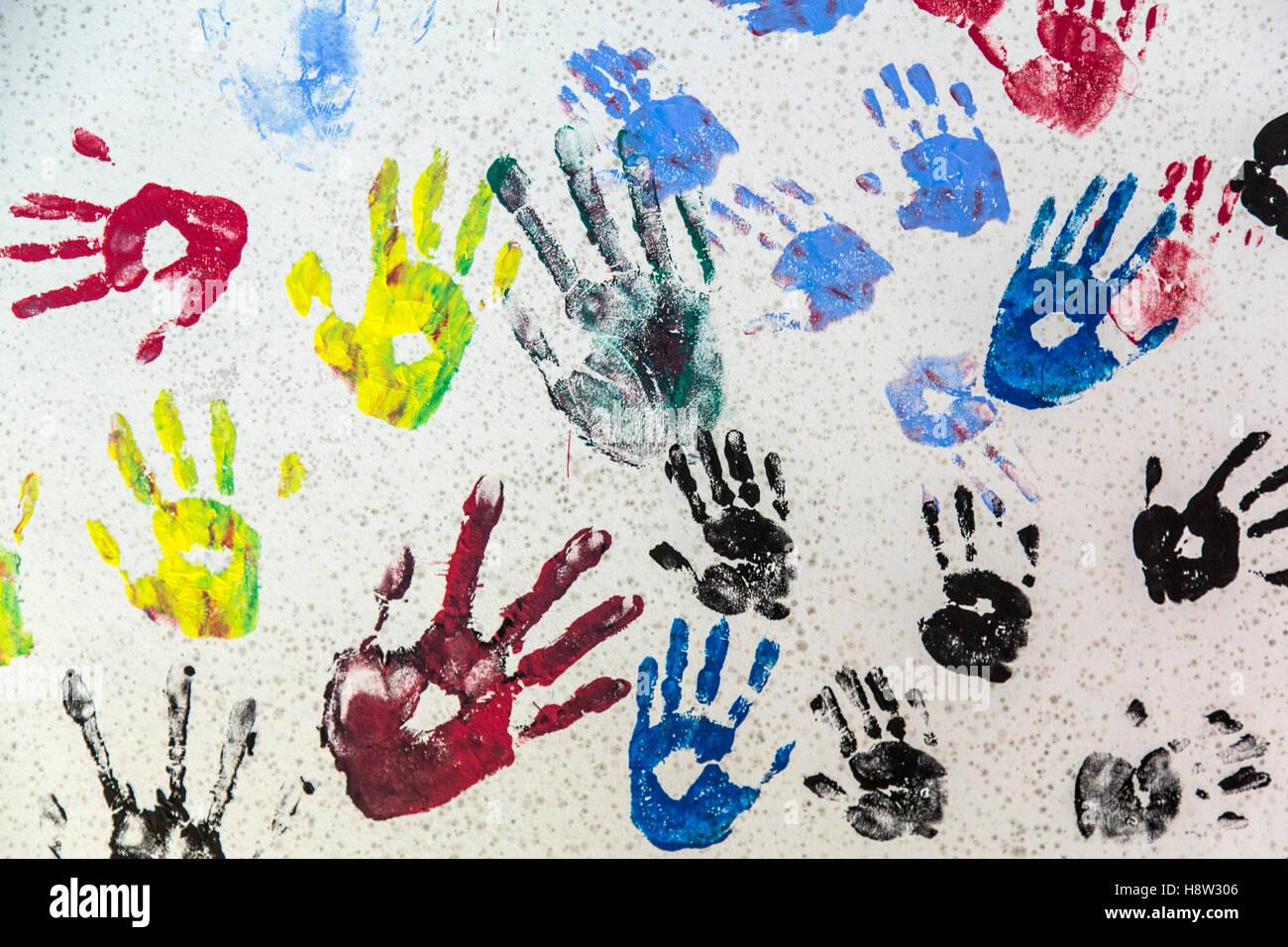 Molte diverse stampe a mano su una parete, colori, piccolo grande, ragazzi, adulti, Foto Stock