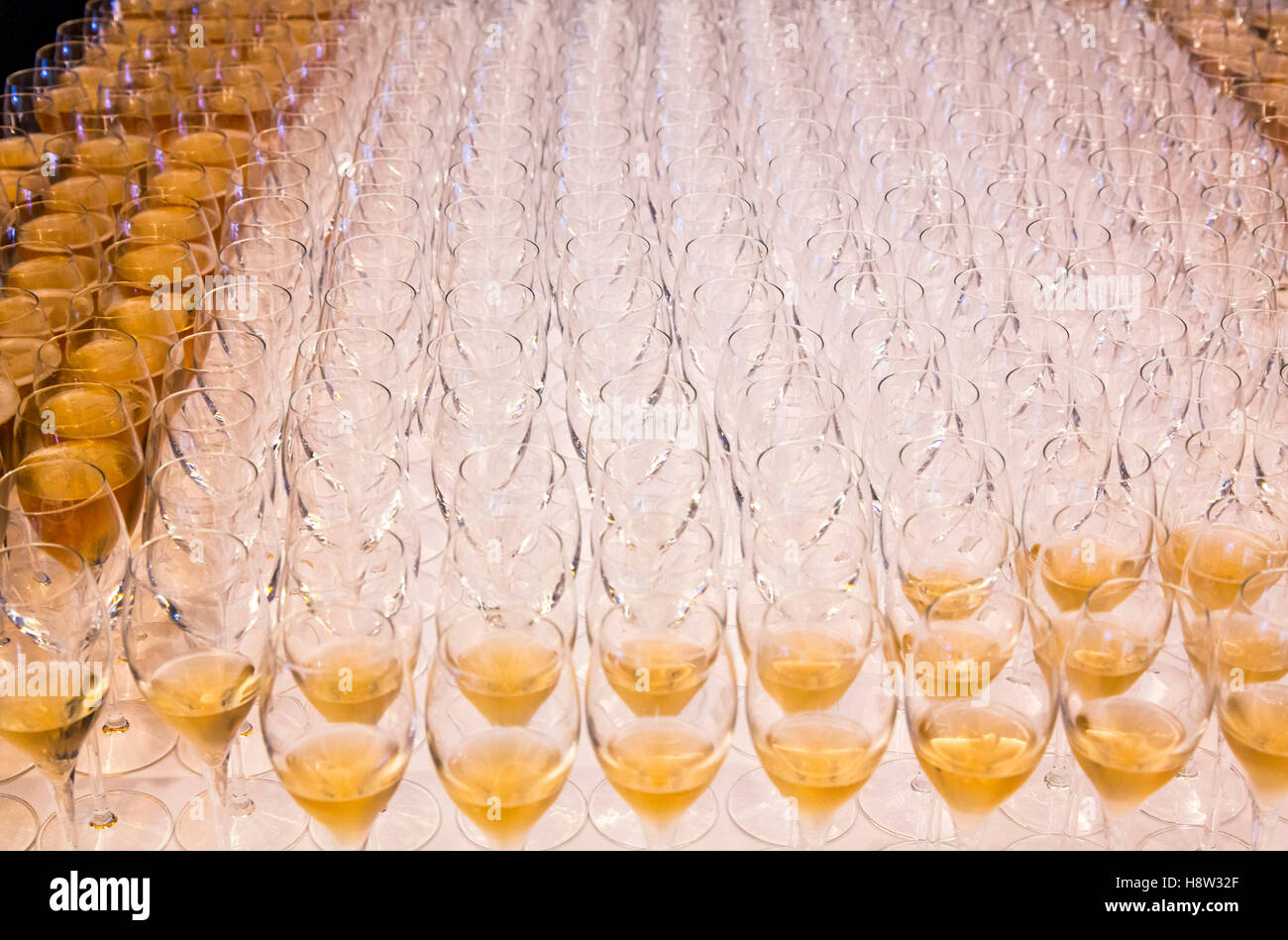 Bicchieri di Champagne, riempito per la valutazione di un evento Foto Stock