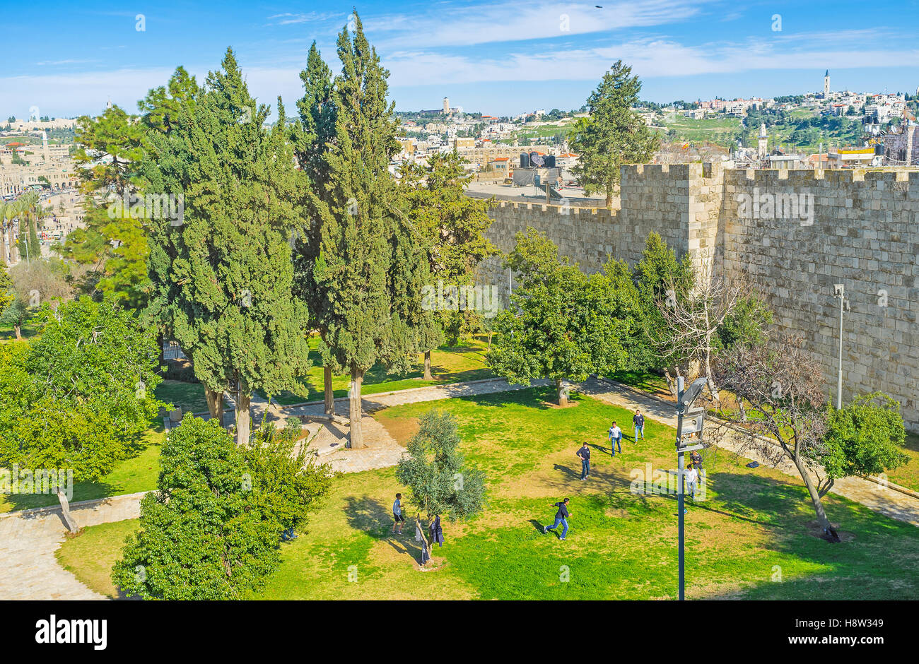 I bambini gioca a calcio in minuscolo Mishol Hapninim giardino, situato tra il nuovo e porte di Damasco, Gerusalemme Foto Stock