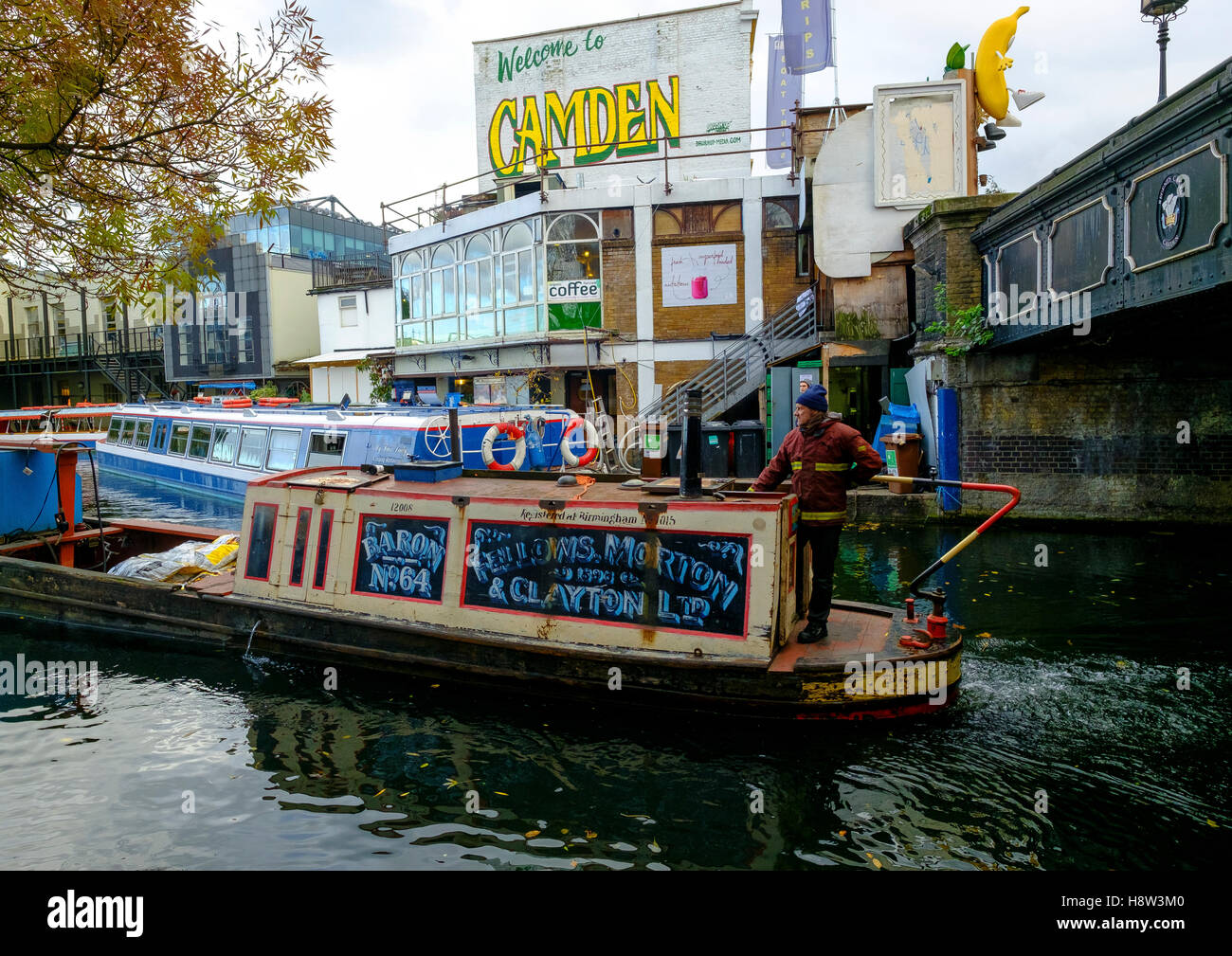 Un narrowboat trasporta un carico attraverso la manovra di Camden Town a Camden Lock sul Regents Canal, un mondo lontano dalla vicina fa Foto Stock