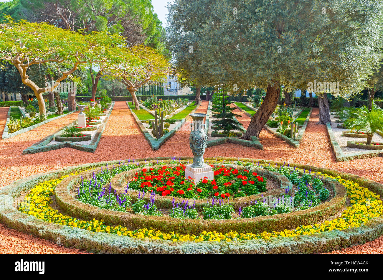I sentieri di ghiaia divergono come i raggi di una stella, separati con il colorato aiuole, giardini Bahai, Haifa, Israele. Foto Stock