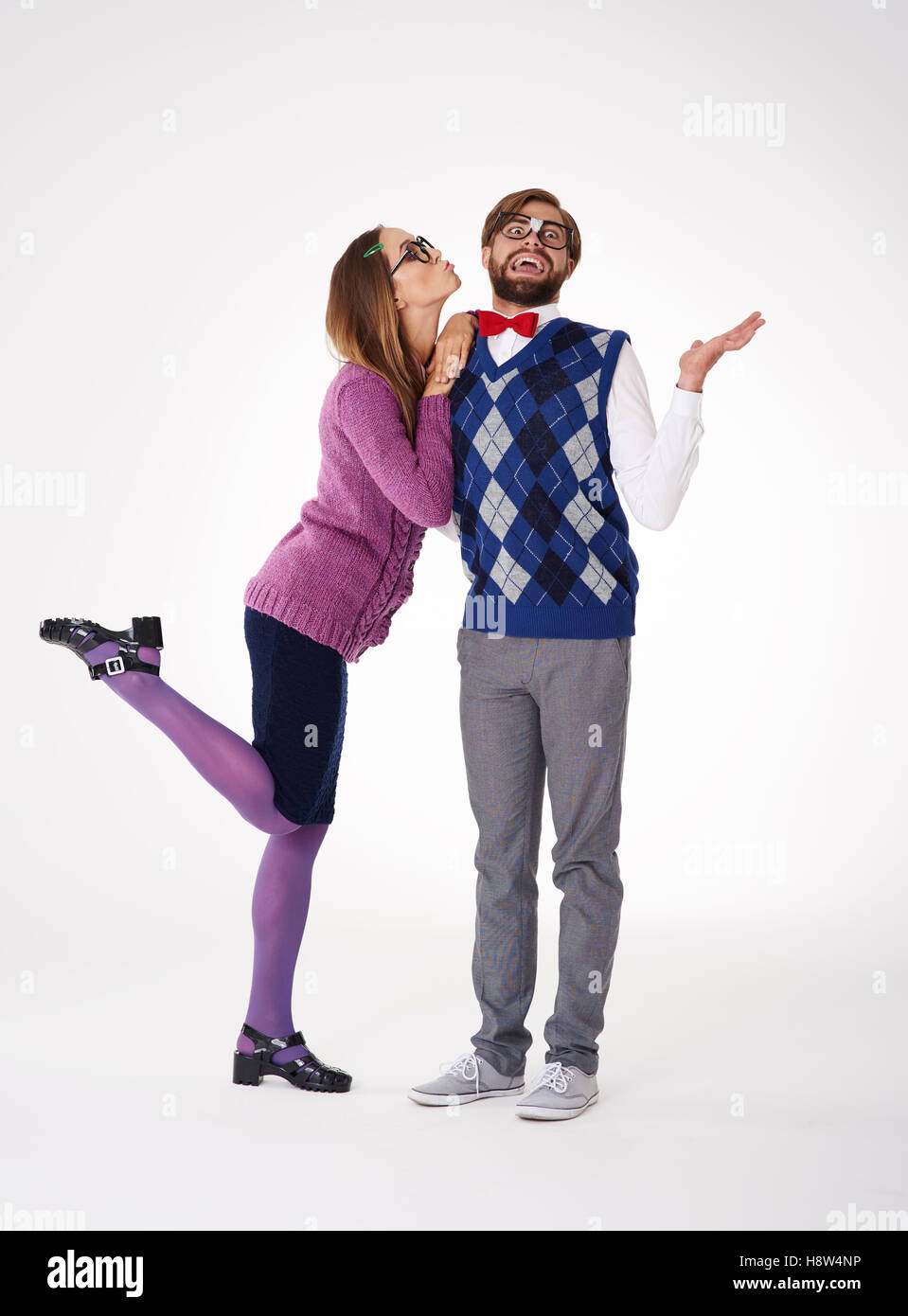 L uomo non è in grado di decidere se vuole essere baciato Foto Stock