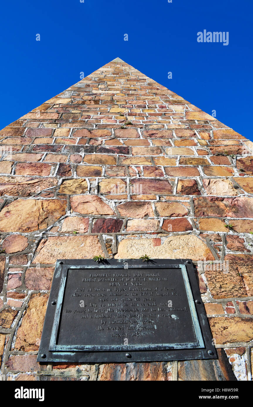 Port Elizabeth: ferro iscrizione della piramide di pietra di un monumento eretto nel 1829 da Sir Rufane Donkin in memoria della moglie Foto Stock