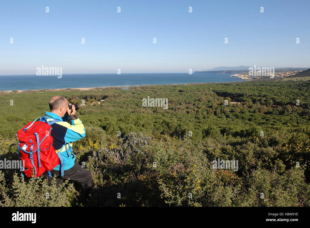 Escursionista passeggiate nella costa della penisola del Sinis, Sardegna, Italia Foto Stock