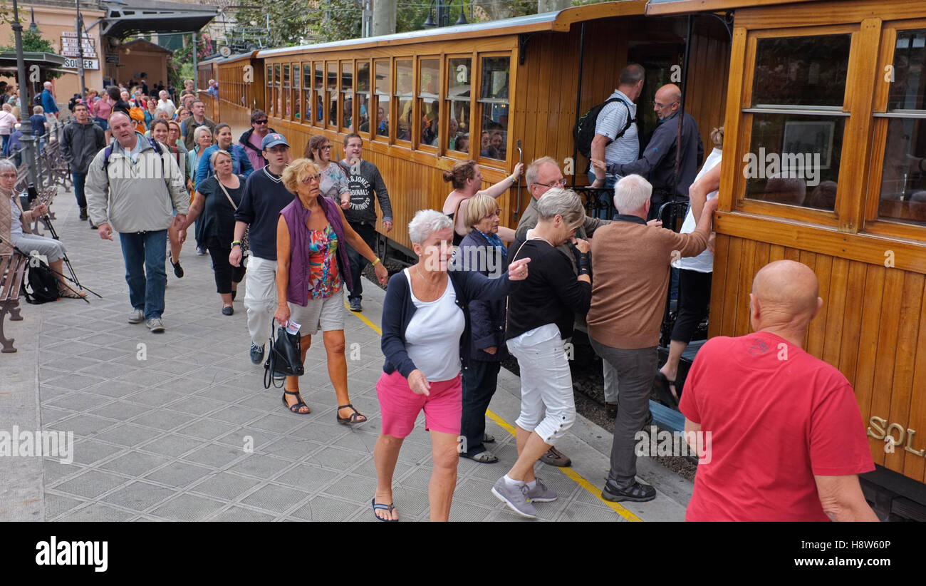 I turisti affrettati a bordo della Soller a treno di Palma di Maiorca Foto Stock