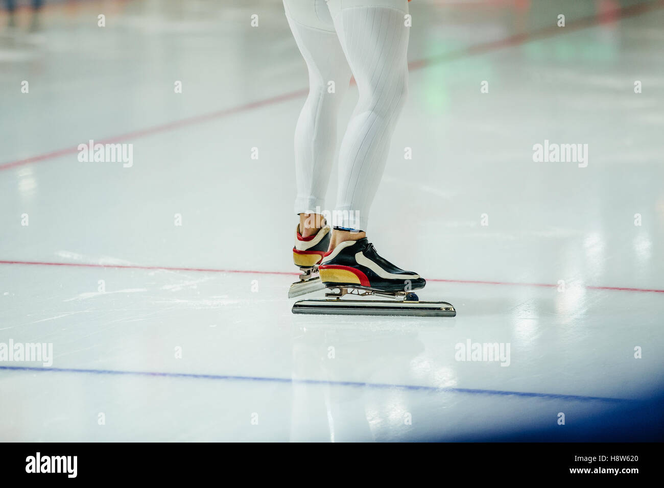 Velocità uomo skater pronti per la linea di partenza della gara di pattinaggio di velocità Foto Stock