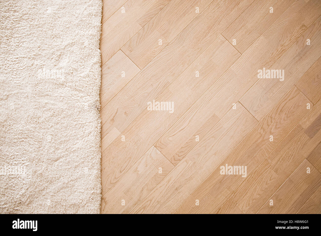 Laminato pavimento parquete. Luce texture di legno. Il beige morbida moquette. Warm interior design Foto Stock