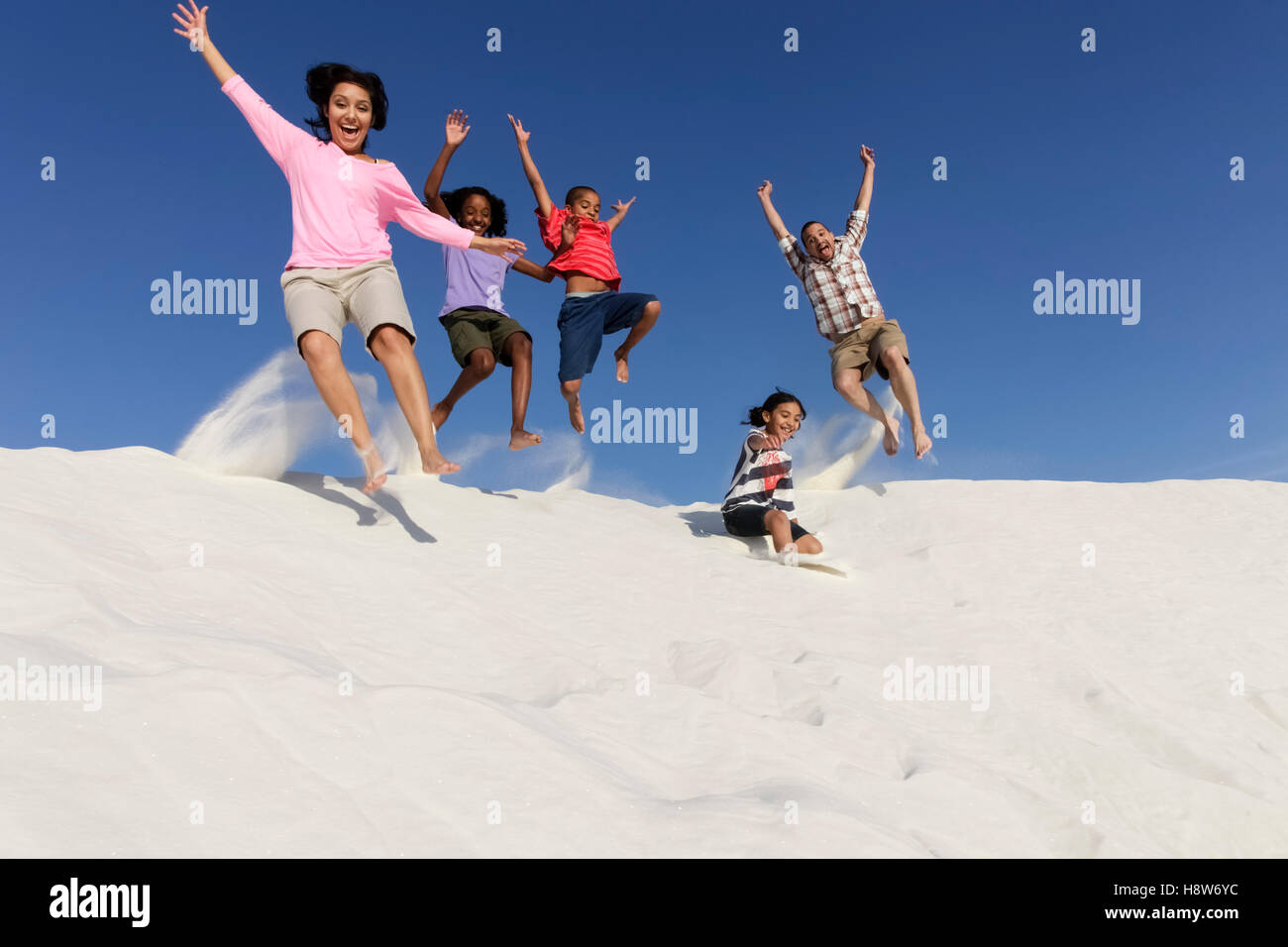 Famiglia divertirsi nella sabbia Foto Stock