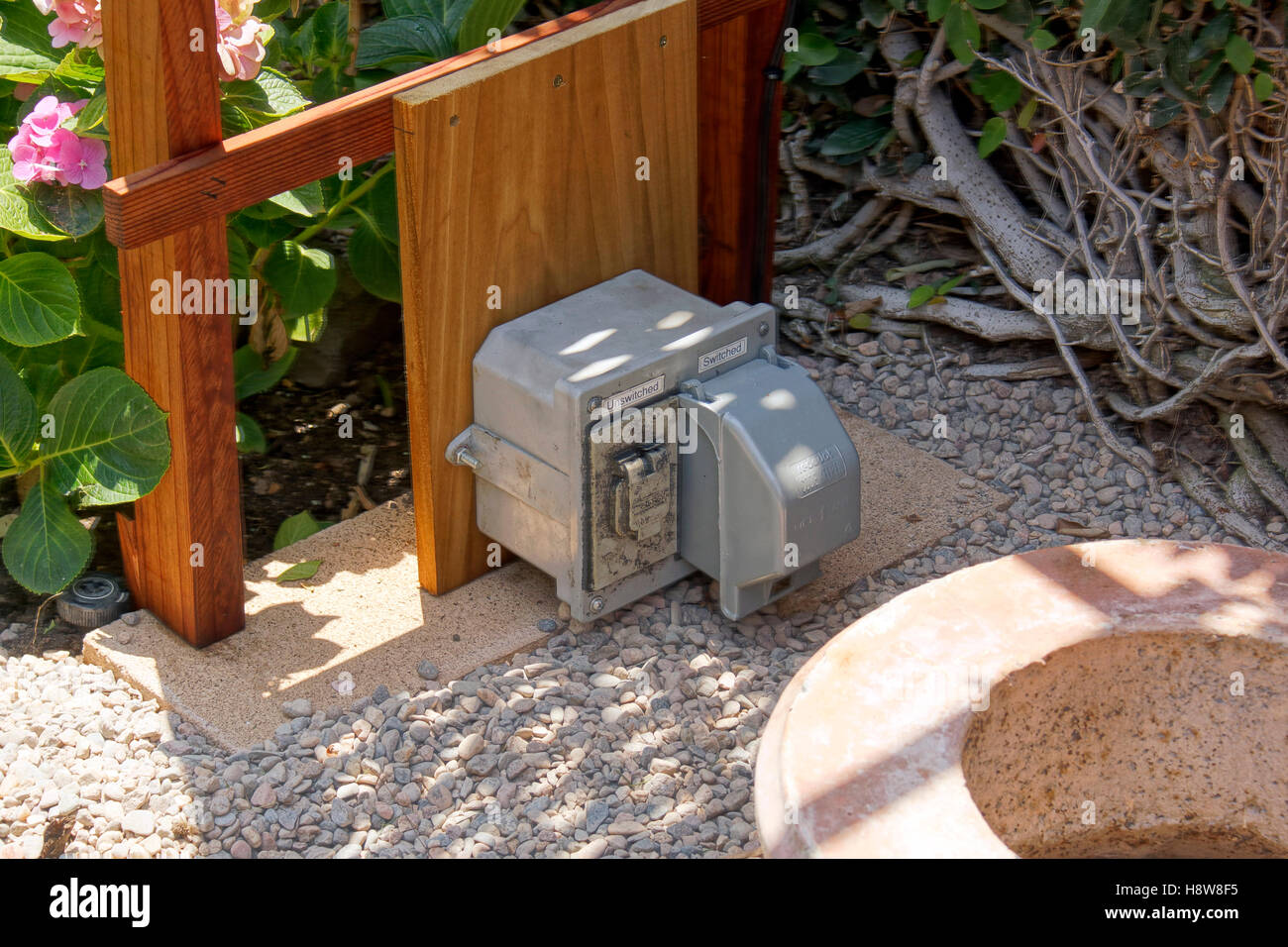 La distribuzione di energia elettrica per la scatola di un cortile fontana di acqua Foto Stock