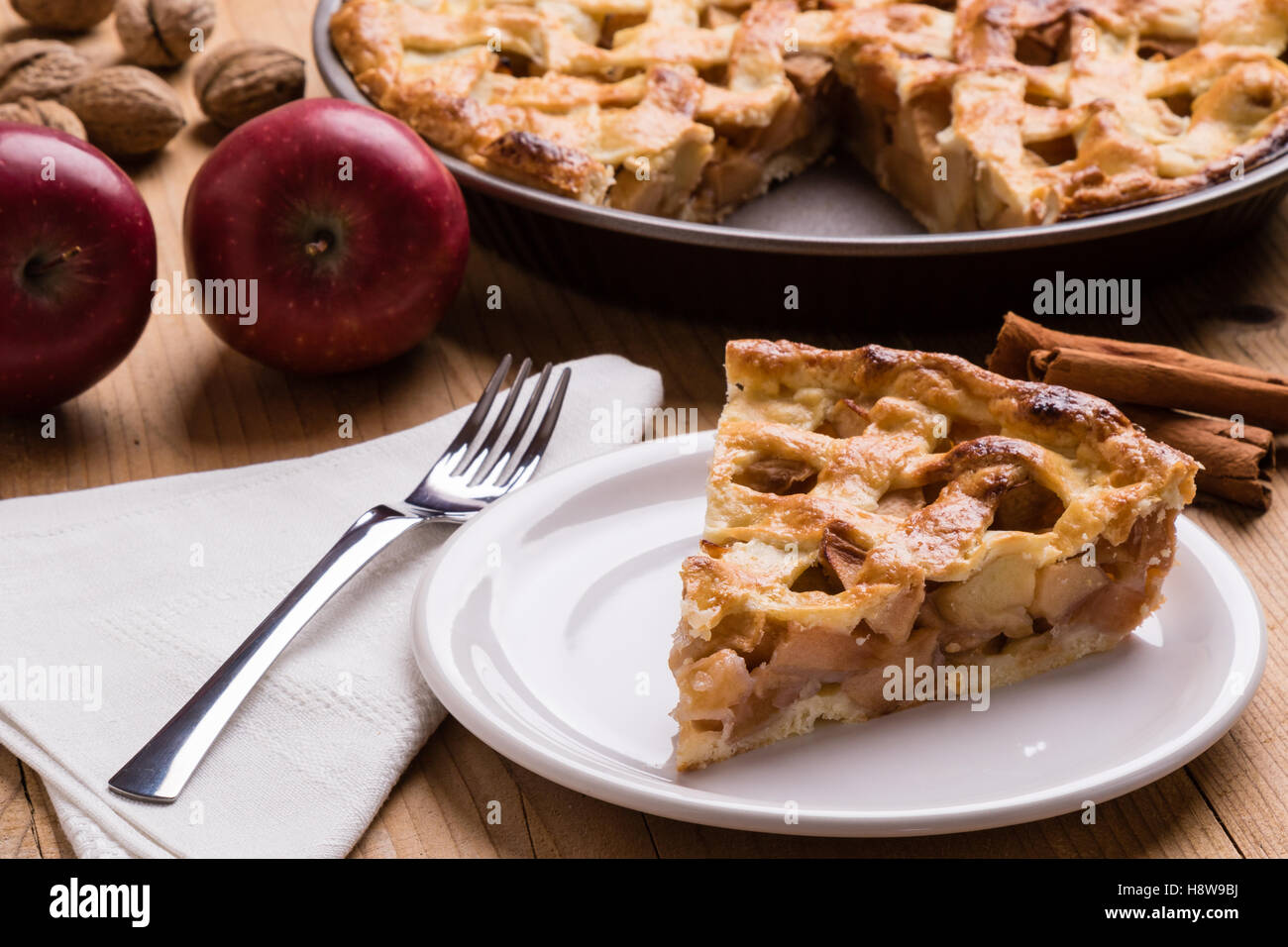 Una gustosa fetta di torta di mele sulla piastra bianca Foto Stock