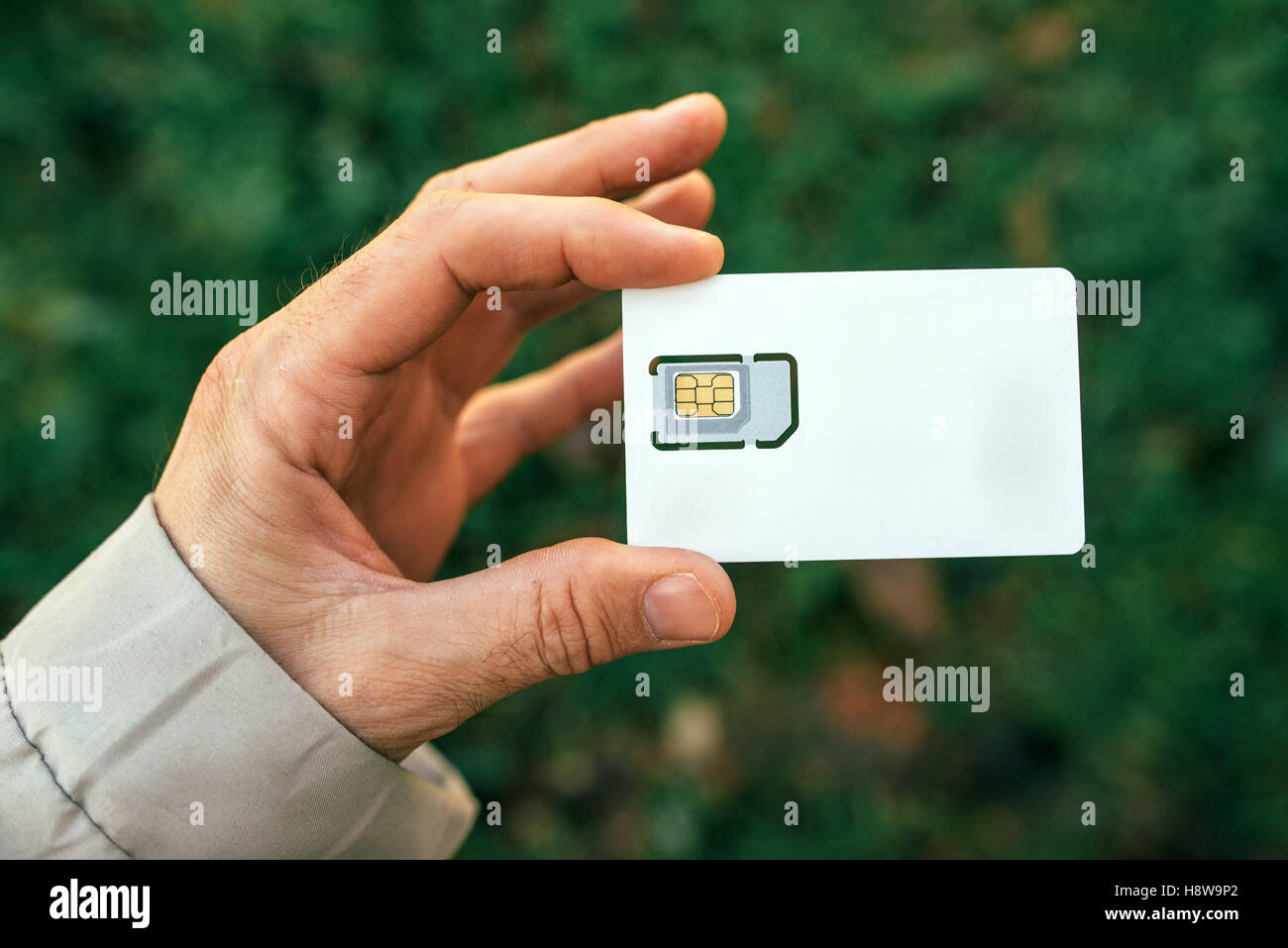 Maschio lato vuoto di contenimento mobile phone scheda SIM GSM all'aperto Foto Stock